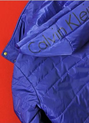 Очень красивая, яркая курточка от calvin klein3 фото