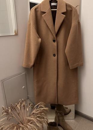 Идеальное плотное шерстяное пальто от бренда mango
