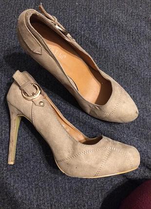 Sergio todzi бежеві замшеві туфлі 25 см