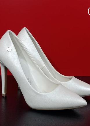Жіночі білі туфлі guess3 фото