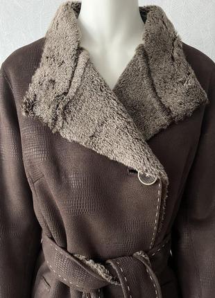 Нове іспанське пальто-дублянка