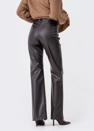 Коричневые кожаные брюки из экокожи с разрезами спереди расклешенные в классическом стиле для офиса и на прогулку3 фото