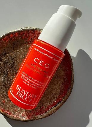 Осветляющая сыворотка с витамином с sunday riley c.e.o. 15% vitamin c brightening serum 30 мл1 фото