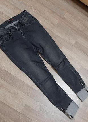 Укорочені джинси на замочку внизу