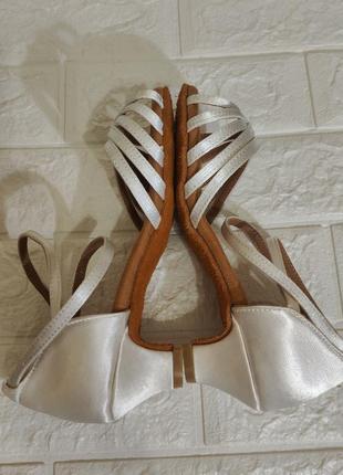 Атласная танцевальная обувь для девочки.размер 36.6 фото