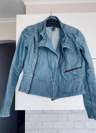 Джинсова куртка👖 блакитного кольору стильна модна джинсовці косуха