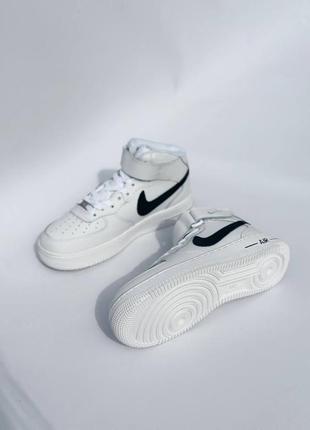 Базовые зимние кроссовки найк nike air force high black strip premium 
модель унисекс. доступны в 5-ти цветах.2 фото