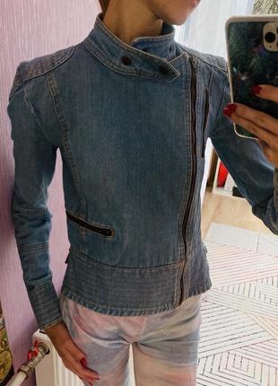 Джинсовая куртка👖 голубого цвета стильная модная джинсовка косуха6 фото