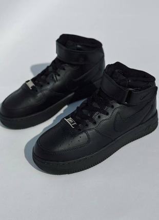 Зимові високі кросівки nike air force. унісекс модель. колір чорний