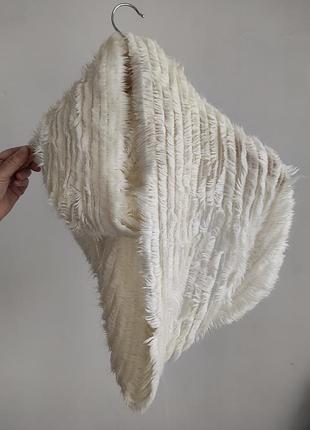 Шикарний шарф, снуд білий і пухнастий