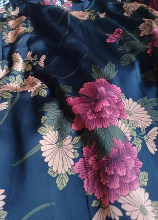 Платье туника в цветочный принт атласное сатиновое с воланом рюшей ярусное3 фото