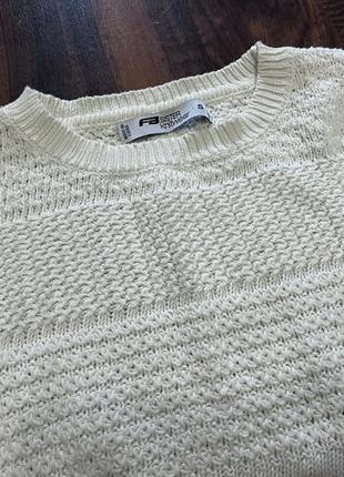 Белый свитер оверсайз свободного кроя с опущенным плечом2 фото