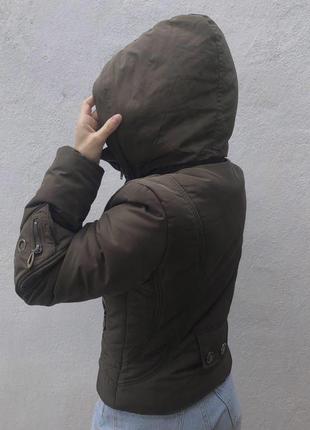 Теплая демисезонная приталенная куртка с объемным капюшоном тинсулейт2 фото