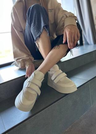 Кроссовки с разным исполнением бежа