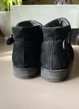 Замшевые женские ботинки в байкерском стиле5 фото