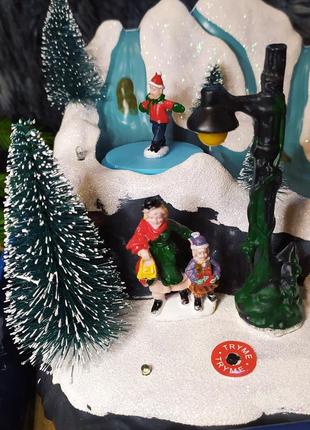 Новогодний декор домик каток рождественская инсталляция декорация музыкальная с подсветкой3 фото