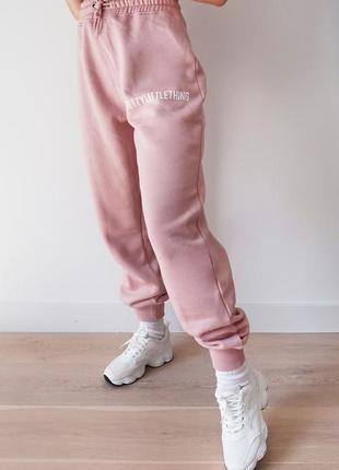 Спортивные штаны брюки джоггеры розовые пудровые теплые на флисе лого логотип plt prettylittlething2 фото