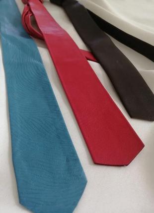 В наявності три шкіряні краватки