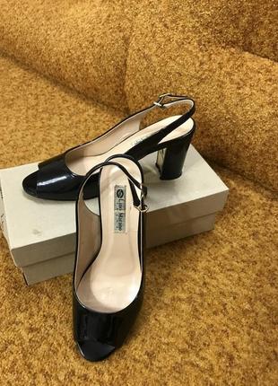 Босоножки лаковые