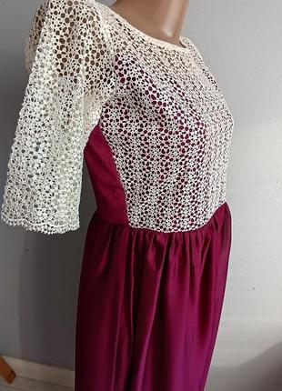 Довга шифонова сукня з мереживом.