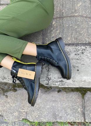 Женские ботинки мартинсы на флисе черные3 фото