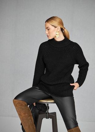 Теплий жіночий светр об'ємної в'язки з коміром3 фото