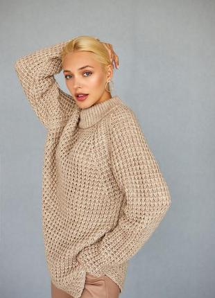 Теплый женский свитер объемной вязки с воротником