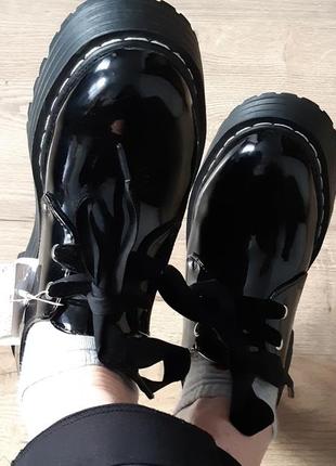 Туфлі - черевики лакові в стилі derby, martens на платформі7 фото