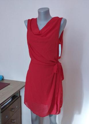 Червона легка сукня нарядна святкова під пояс