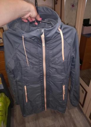 Фирменная  курточка, непродуваемая,состояние новой