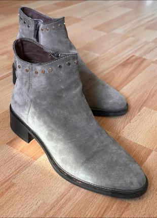 Замшевые классические бежевые деми ботинки eseoese 🤎 кожаные челси туфли с заклепками в стиле jimmy choo9 фото
