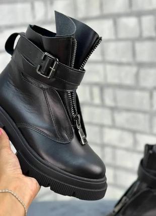 Стильные женские ботинки на платформе натуральная кожа застежка молния цвет черный декор пряжка размер 399 фото