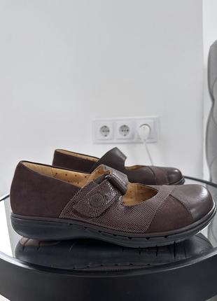 Комфортні класичні туфельки clarks