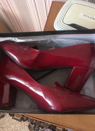 Красивые бордовые туфли