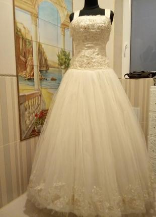 Ніжне весільне плаття