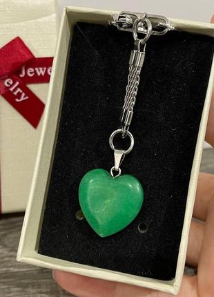 Подарунок хлопцю, дівчині - кулон з натурального каменю хризопраз у формі сердечка на брелоку для ключів в коробочці