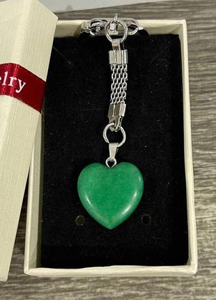 Подарунок хлопцю, дівчині - кулон з натурального каменю хризопраз у формі сердечка на брелоку для ключів в коробочці3 фото