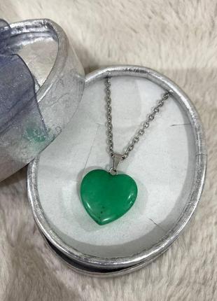 Подарок парню,девушке - кулон из натурального камня хризопраз в форме сердечка на стальной цепочке в коробочке4 фото