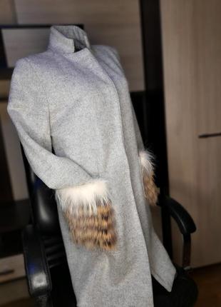 Изысканное пальто из кашемира, карманы из натурального меха1 фото