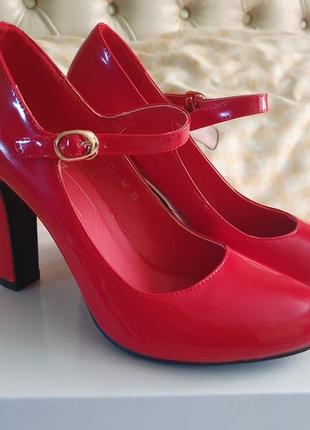 Туфли женские красные кожаные лакированные состояние новых