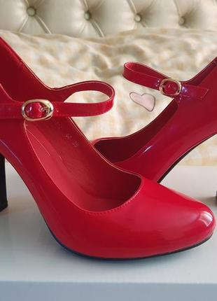 Туфли женские красные кожаные лакированные состояние новых