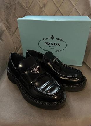 Prada шкіра лак туфлі лофери