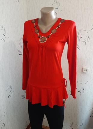 Цікава червона кофтинка😊