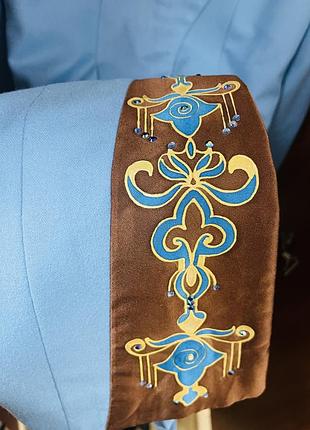 Пальто синее со стразами и вышивкой аппликацией