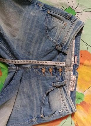От fracomina. джинсы со стразами,камнями потертостями зауженные светло голубенькие брендовые.5 фото