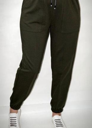 Женские брюки черные  накладной карман и стрелка2 фото