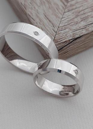 Обручальные кольца серебряные с белым фианитом посередине родированные пара6 фото