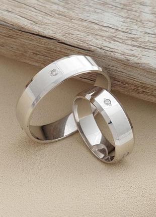Обручальные кольца серебряные с белым фианитом посередине родированные пара8 фото