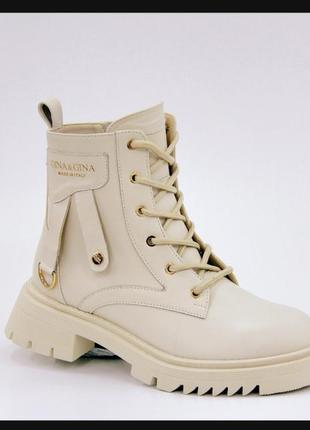 Бежеві черевики