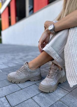 Женские кроссовки из нубука